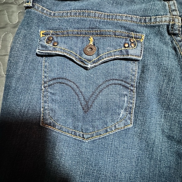 Woman’s Levi’s size 6M - Picture 4 of 6